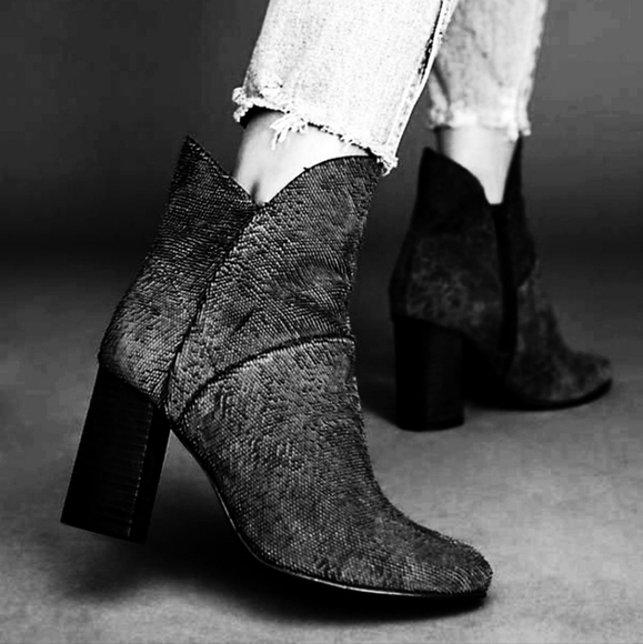 Modern Chic Seychelles Textured Black Suede Ankle Booties - Picture 2 of 6